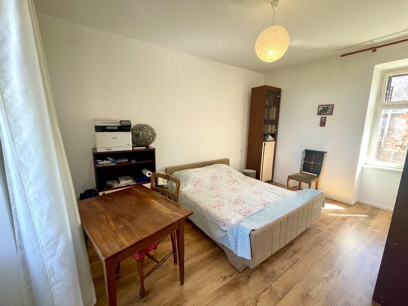 Sypialnia z podwójnym łóżkiem i drewnianą podłogą