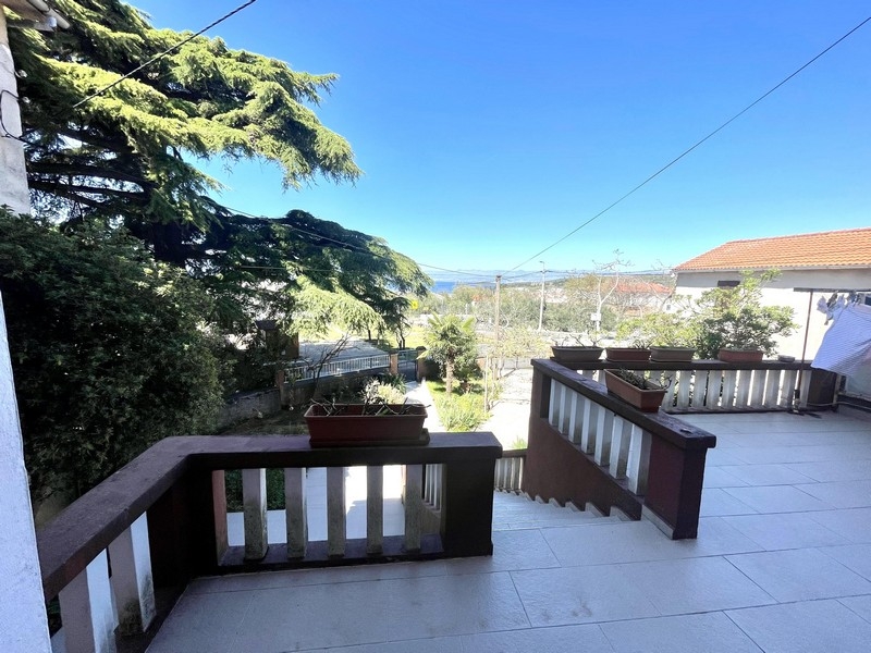 Taras z widokiem na morze i śródziemnomorską okolicę