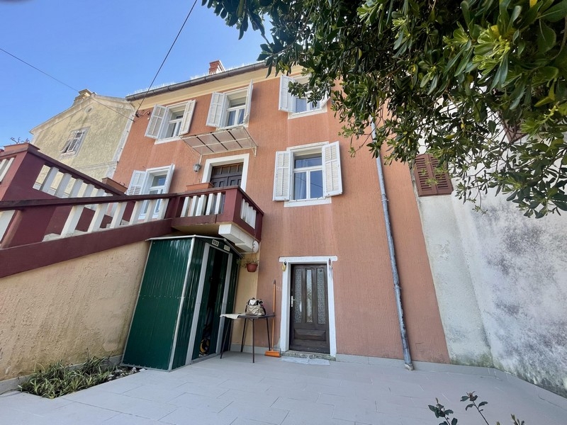 Teren zewnętrzny z dostępem do domu i tarasu