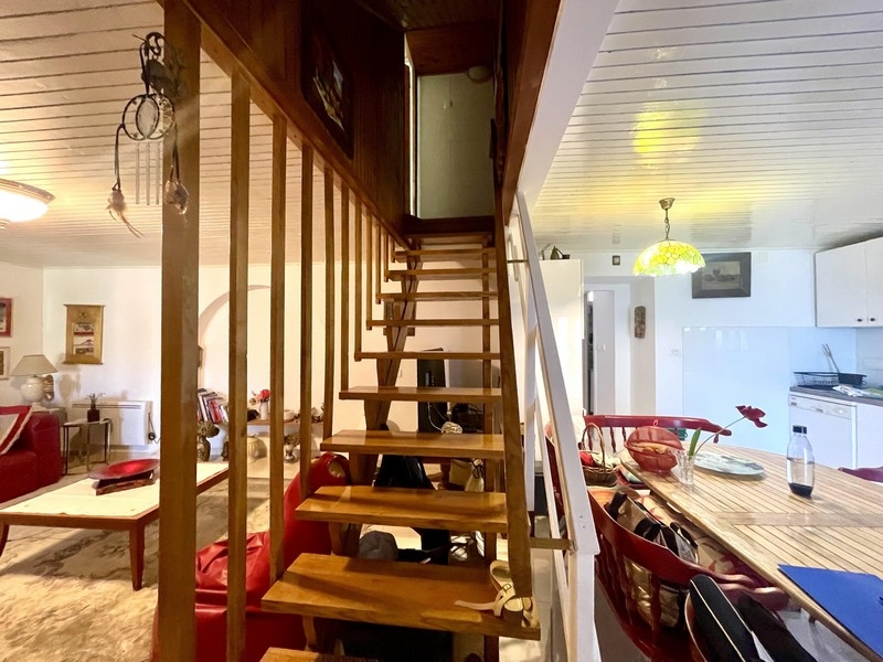 Otwarta część dzienna ze schodami i kuchnią