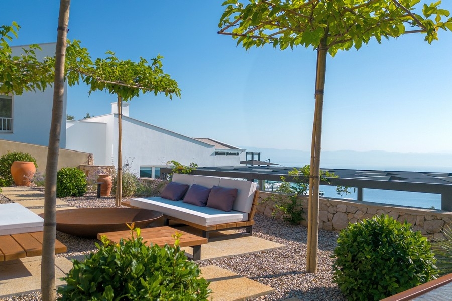 Salon na świeżym powietrzu z miejscami do siedzenia w ogrodzie