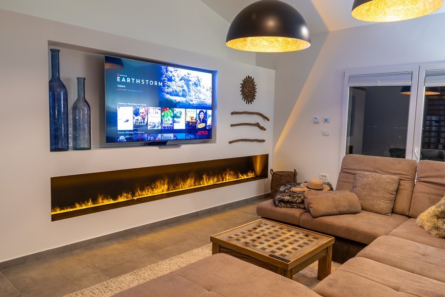 Część dzienna z kominkiem i nowoczesnymi meblami