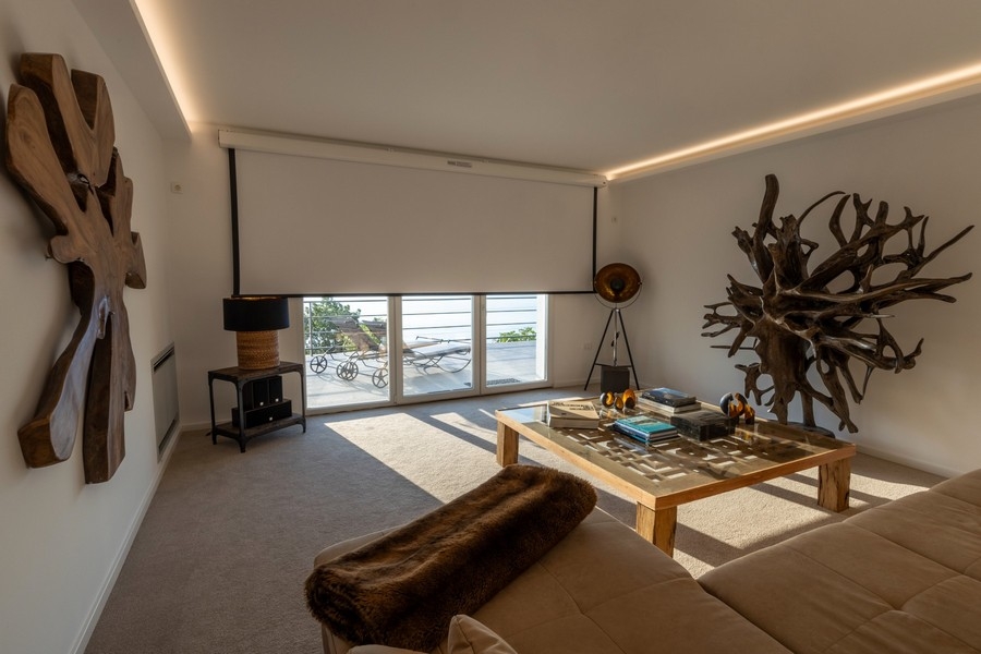 Pokój dzienny z dużymi oknami i widokiem na morze