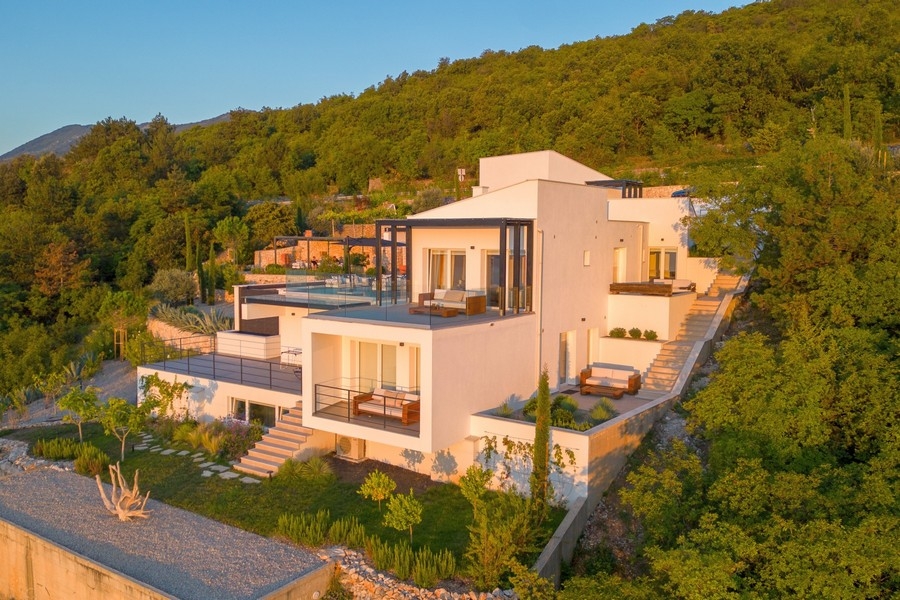 Tarasy ze szklanymi balustradami i widokiem na morze