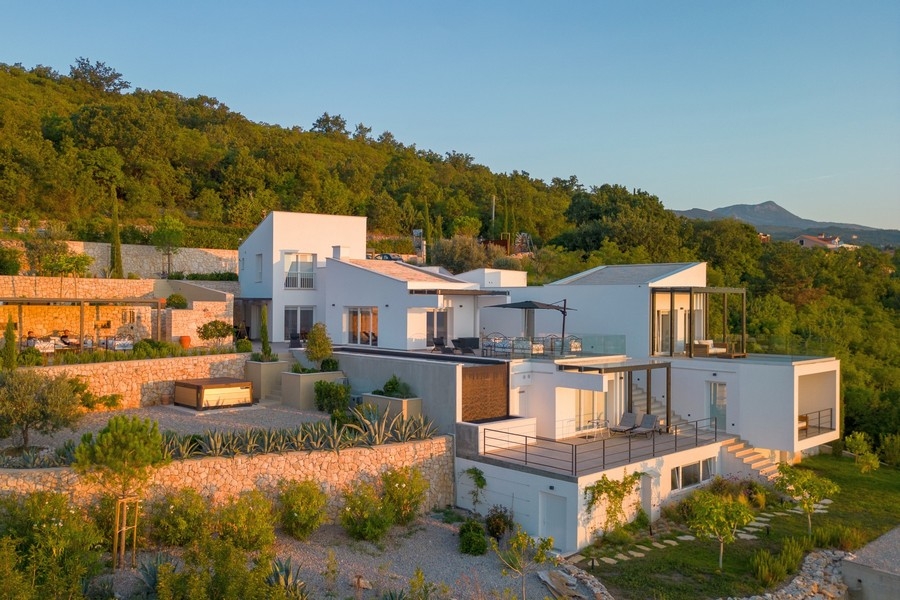 Wygląd zewnętrzny willi w cichej, zielonej okolicy