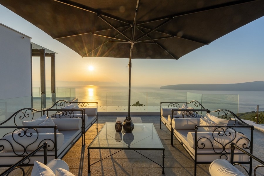 Śródziemnomorski ogród krajobrazowy z miejscami do siedzenia