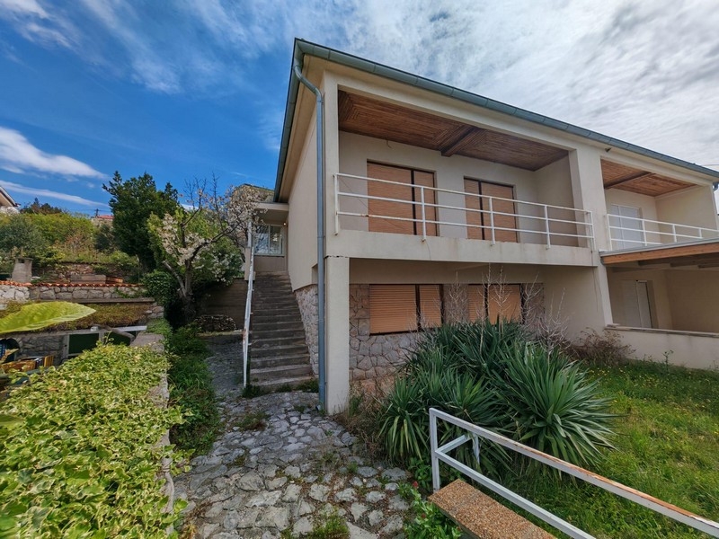 Na sprzedaż dom bliźniaczy blisko morza w Novi Vinodolski.