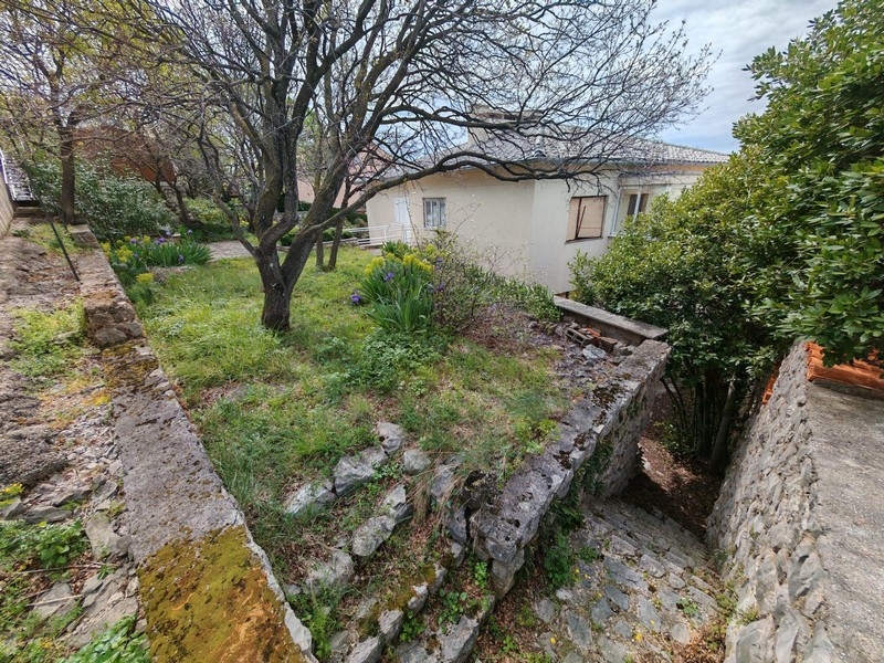 Schody prowadzą w dół do domu.