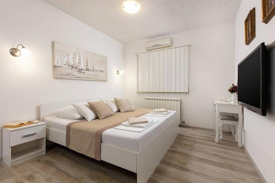 Nowocześnie urządzona sypialnia z klimatyzacją i telewizorem