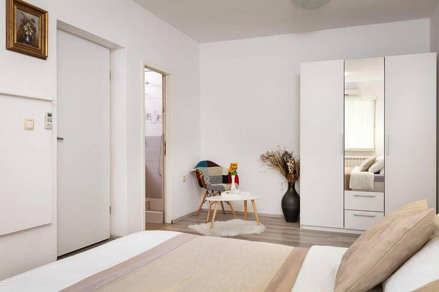 Przestronna sypialnia z dostępem do łazienki