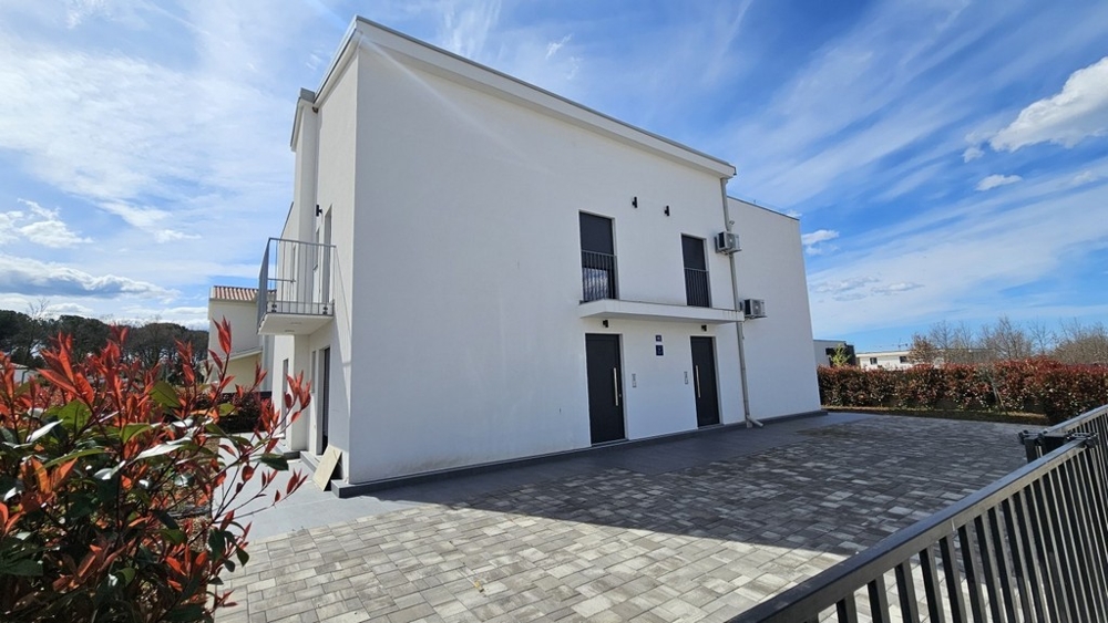 Tył domu H3895, który jest na sprzedaż w pobliżu Poreca na Istrii.