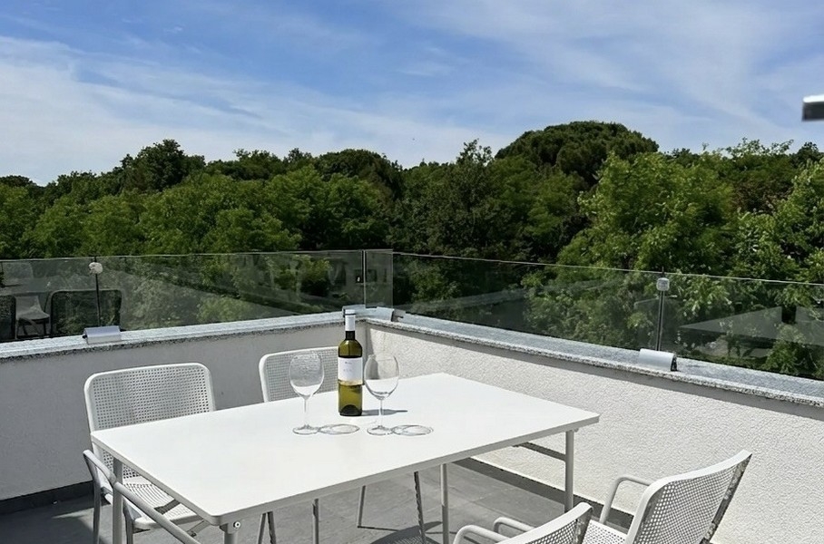 Przytulny taras na dachu z widokiem na zieleń.