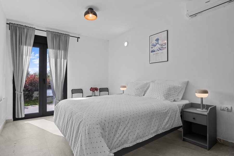 Sypialnia z łóżkiem małżeńskim i dostępem do tarasu