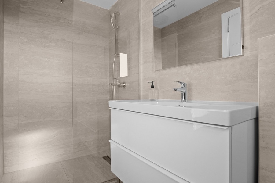 Nowoczesna łazienka z prysznicem i toaletką