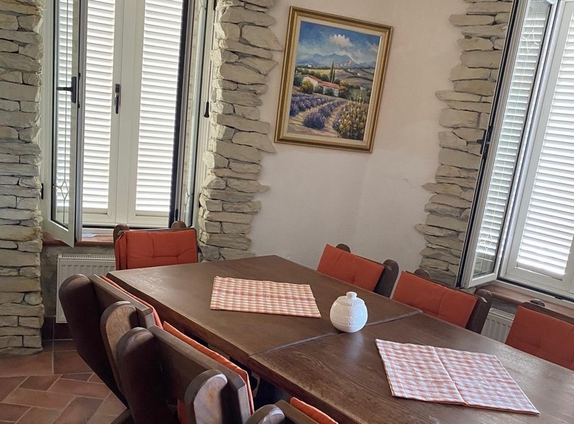 Jadalnia ze stołem i krzesłami obok kuchni