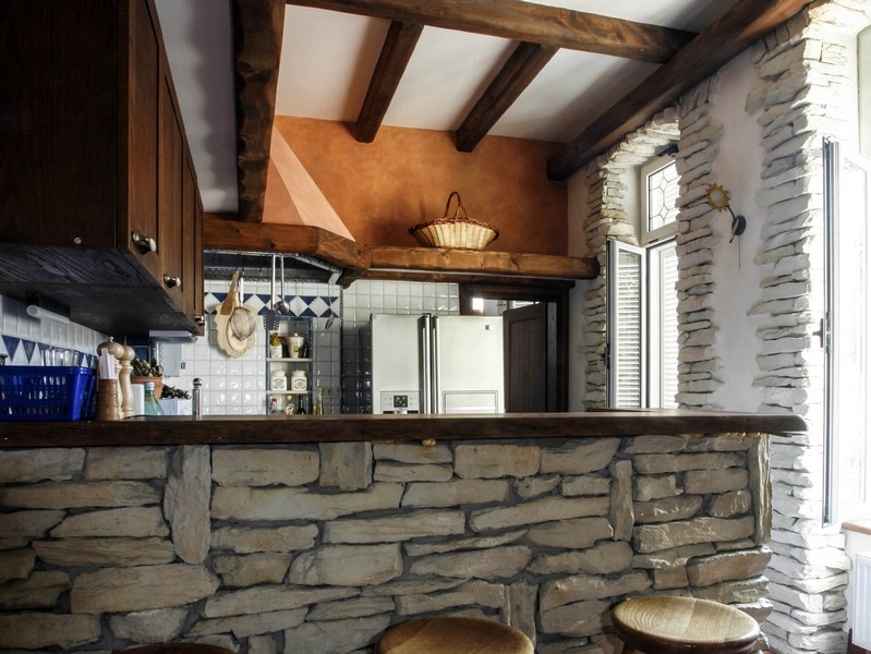 Kuchnia z elementami z kamienia naturalnego i blatem