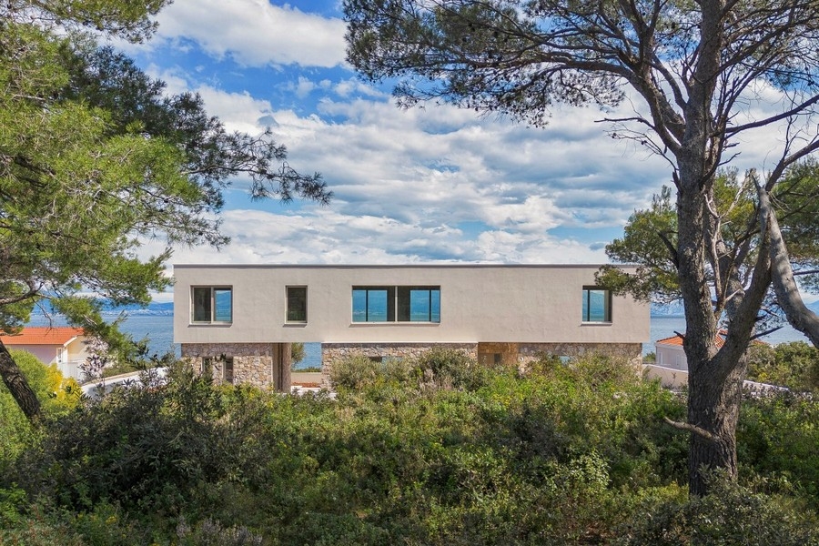Nowoczesny dom z widokiem na morze w spokojnej okolicy