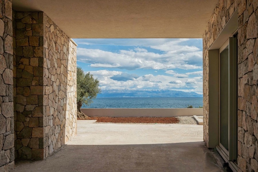 Zadaszone przejście z widokiem na morze