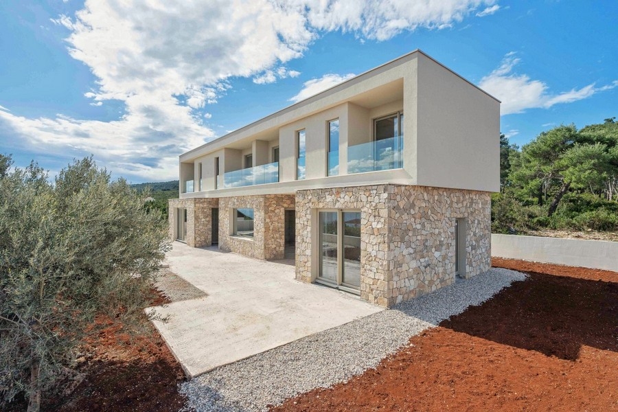 Nowoczesny dom z tarasem i przeszklonym balkonem