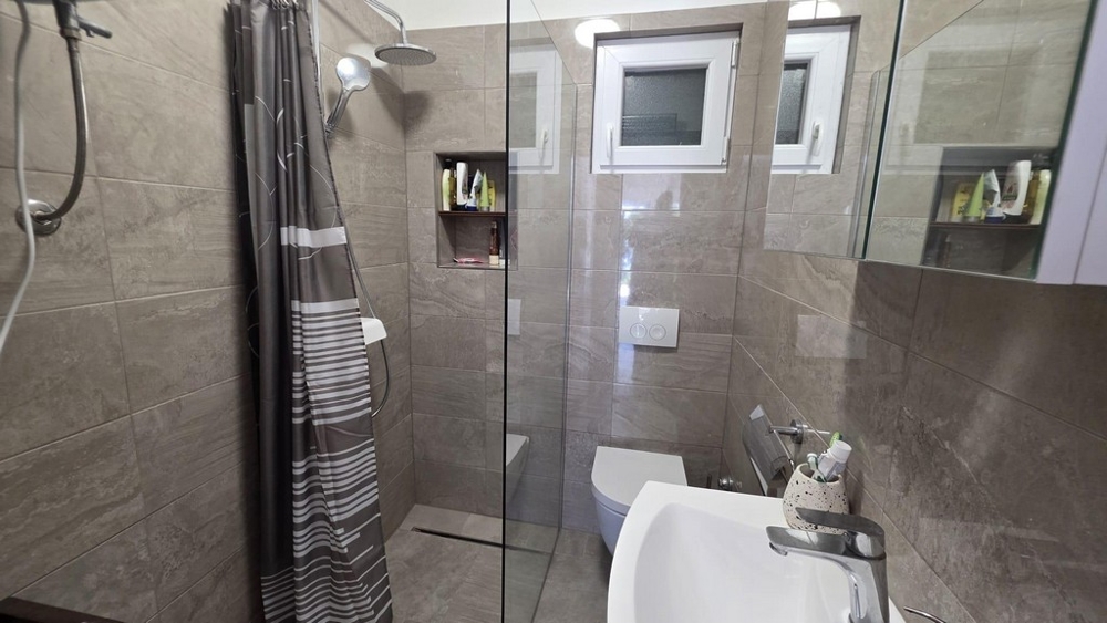 Łazienka z prysznicem i nowoczesnym wyposażeniem