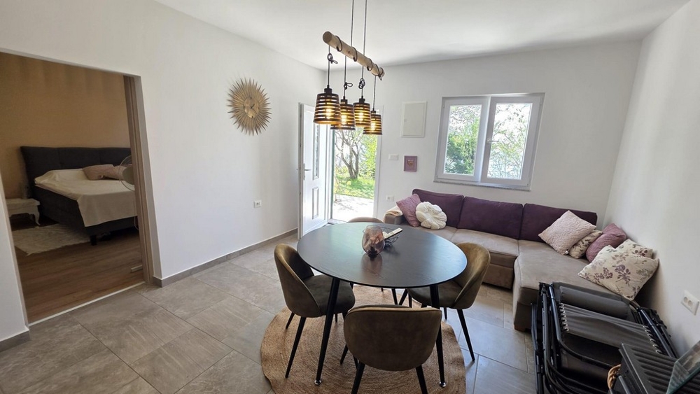 Część dzienna z sofą i stołem jadalnym