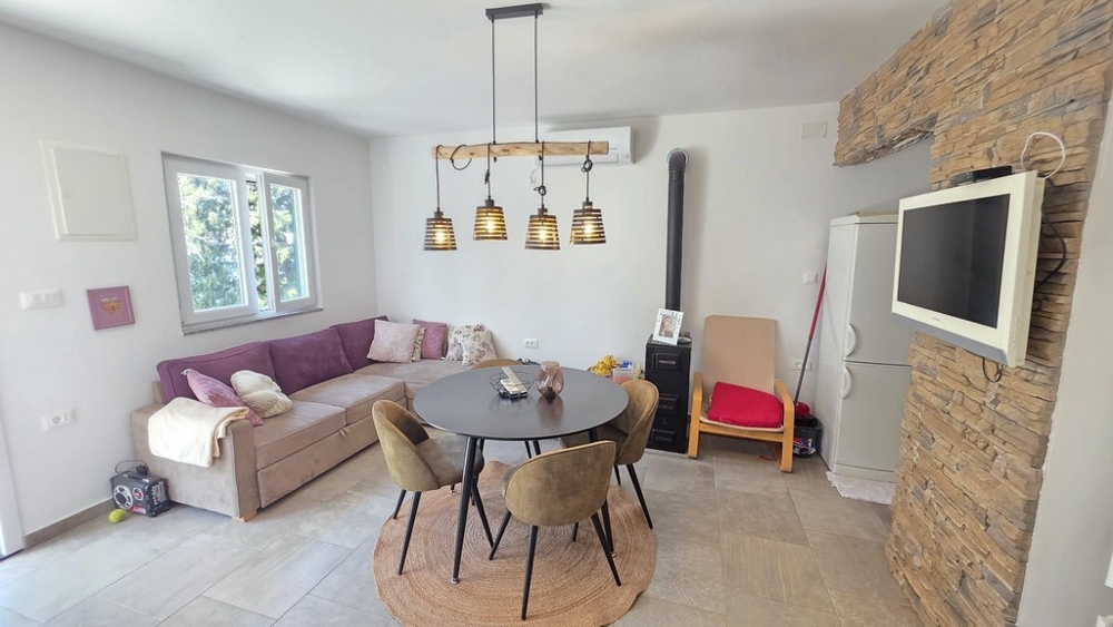 Pokój dzienny z kominkiem i nowoczesnymi meblami