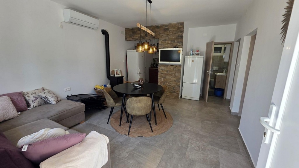 Otwarta część dzienna i jadalniana z wyjściem na taras