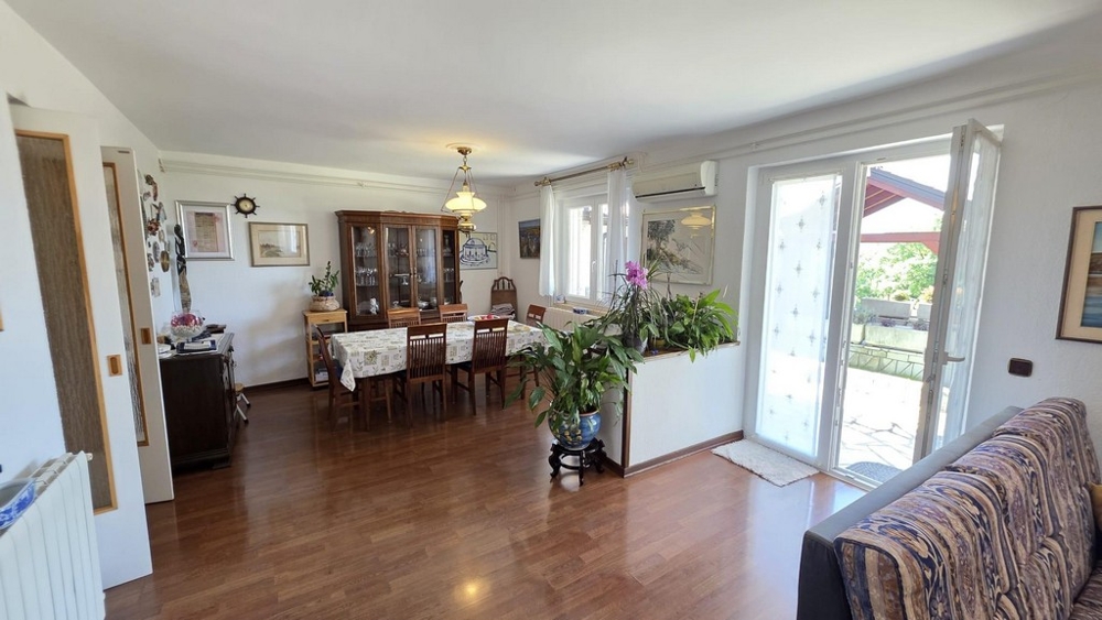 Część dzienna z dobrze utrzymanymi meblami.