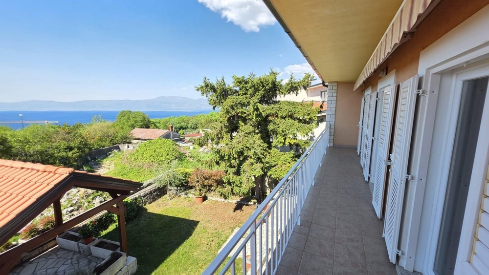 Balkon domu H3901 - z pięknym widokiem na morze.