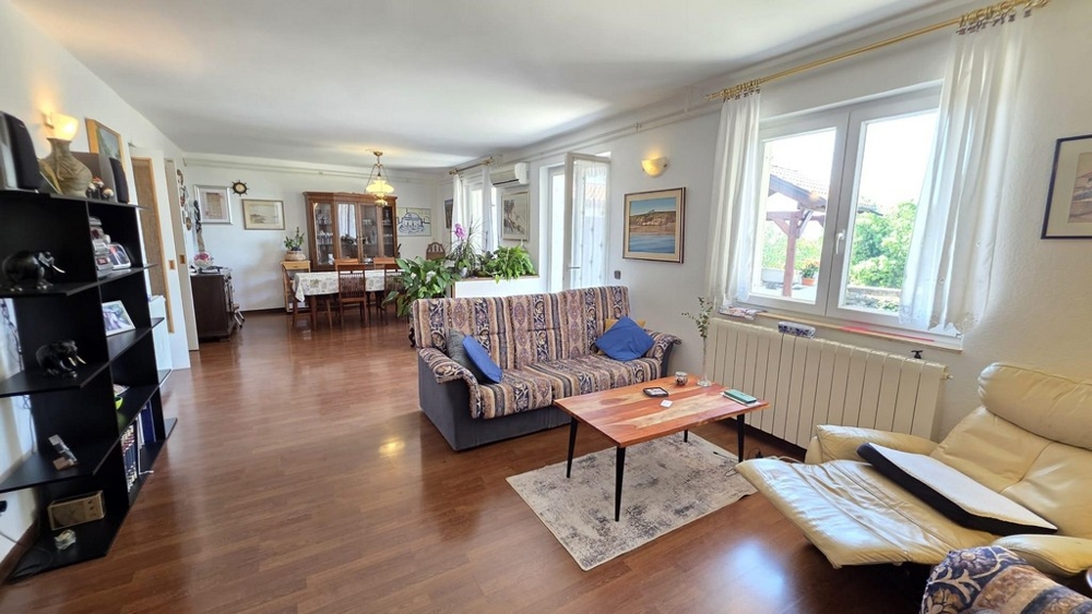 Pokój dzienny z meblami.