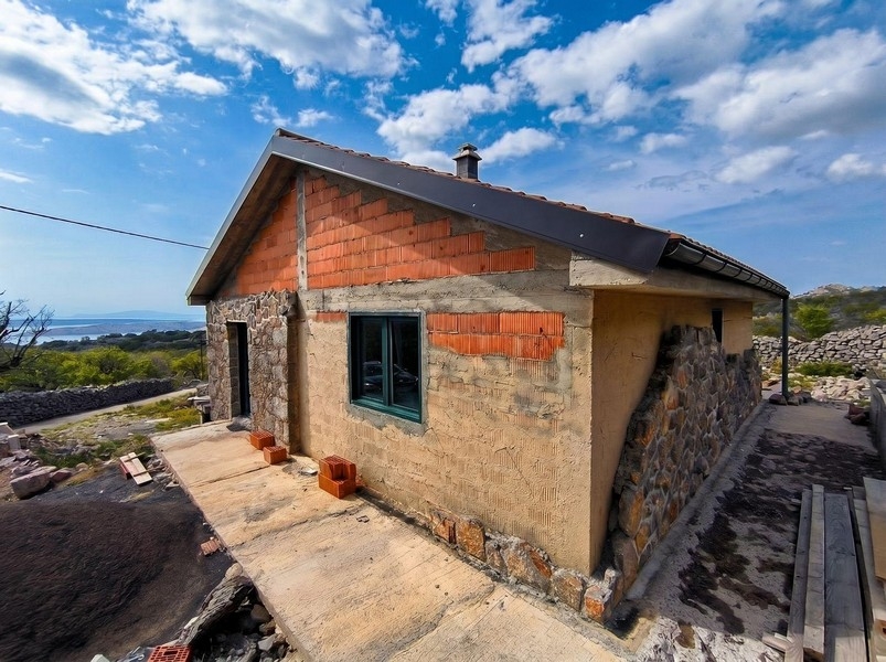 Niedokończony dom przy ładnej pogodzie w Chorwacji.