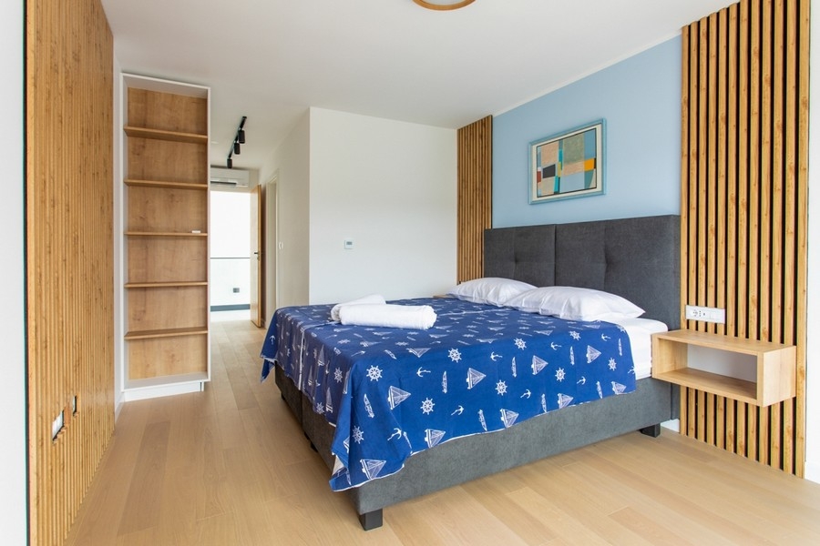 Sypialnia z podwójnym łóżkiem.