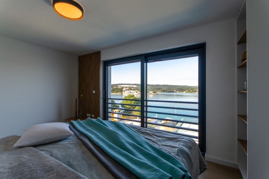 Widok na morze z podwójnego łóżka.