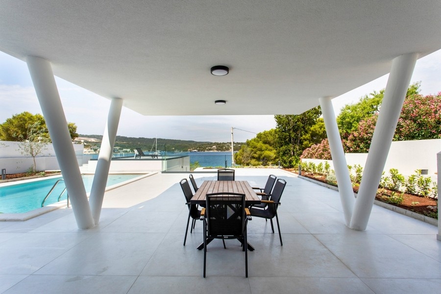 Taras z widokiem na basen i morze - nieruchomość H3903