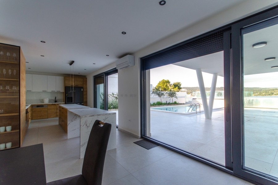 Widok z wnętrza tarasu na morze.