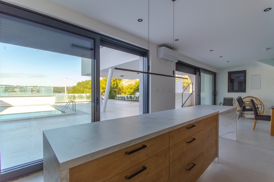 Otwarta kuchnia z widokiem na basen.