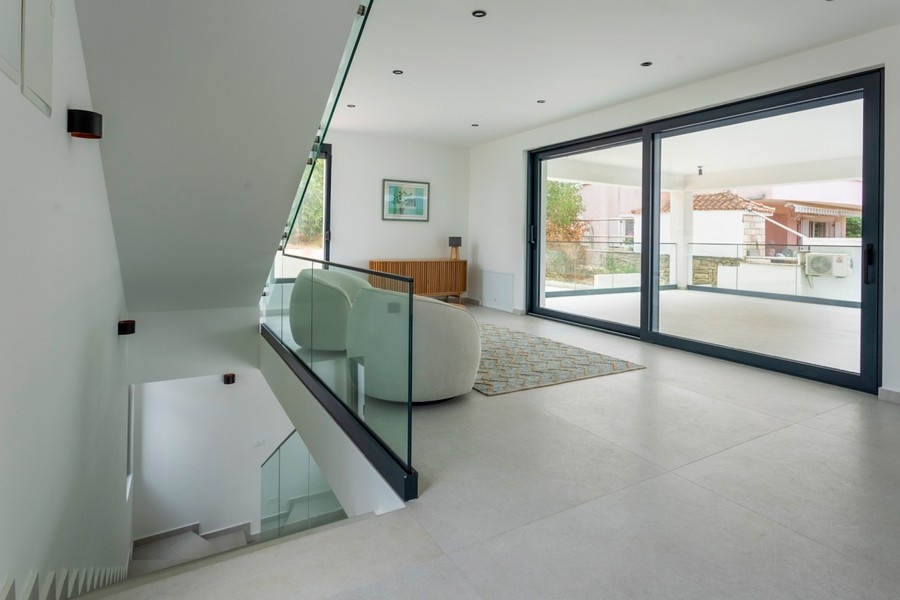 Schody nowoczesnej luksusowej willi H3903 w Chorwacji.