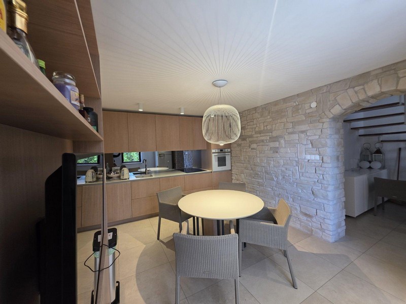 Otwarta kuchnia z zabudową AGD i jadalnią