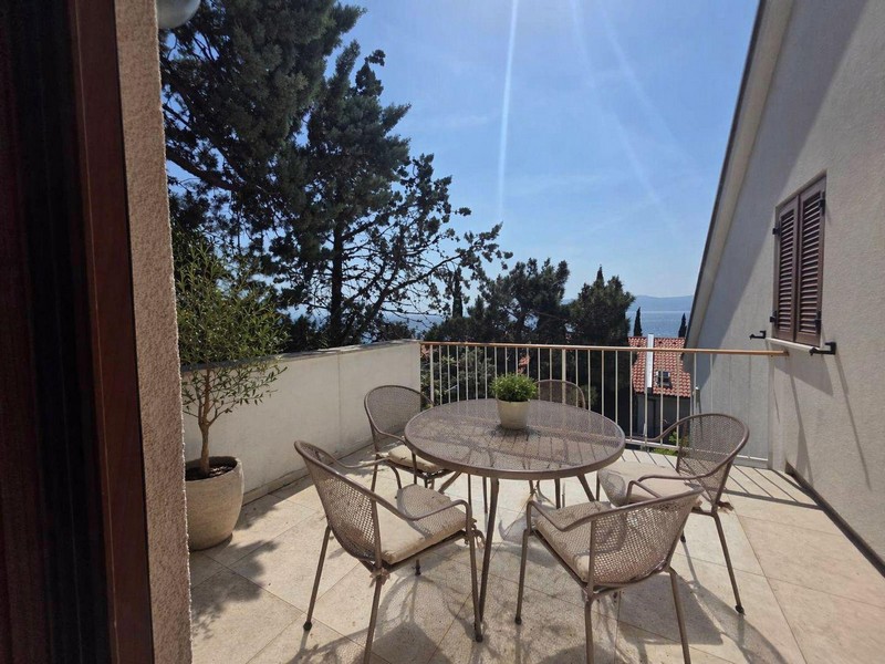 Taras z częścią wypoczynkową i niezakłóconym widokiem na morze