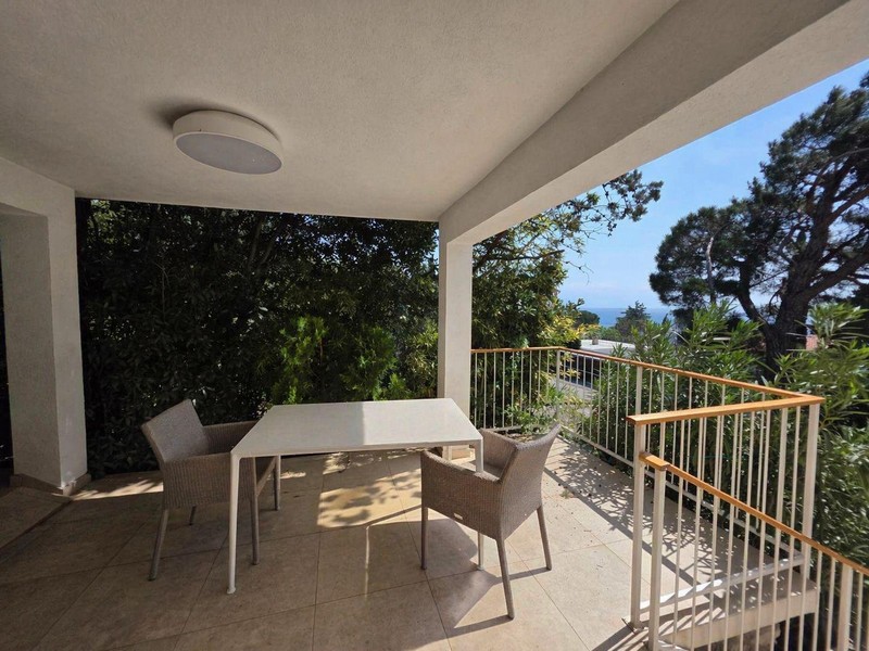 Zadaszony taras z jadalnią i widokiem na okolicę