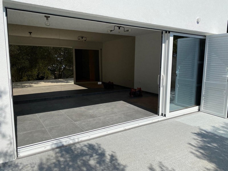 Przestronny salon z przesuwanymi drzwiami na taras