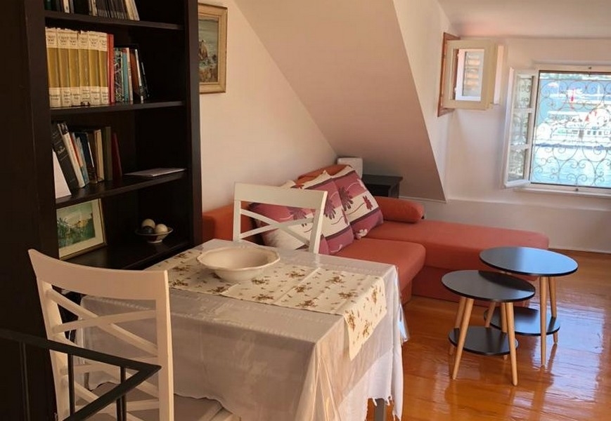 Pokój na poddaszu z częścią wypoczynkową