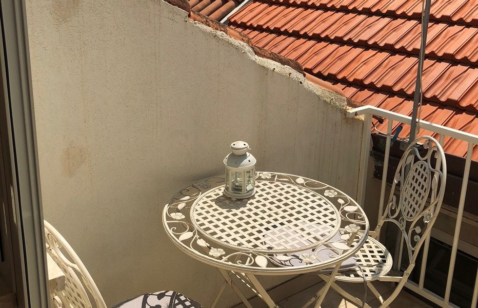 Taras na dachu z miejscami do siedzenia i widokiem na dachy