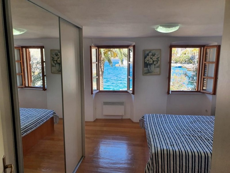 Sypialnia z widokiem na morze i szafą wnękową