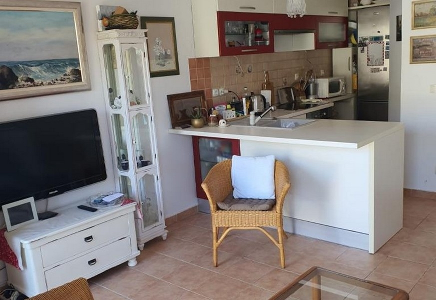 Otwarta część dzienna z kuchnią i blatem