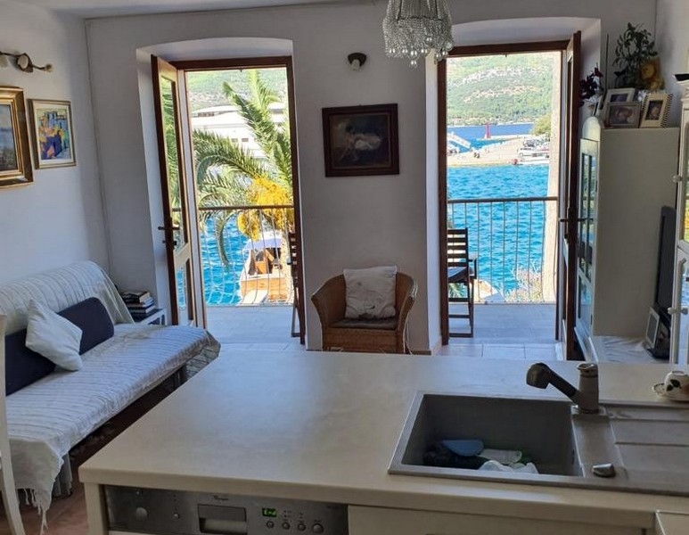 Część dzienna z wyjściem na balkon i widokiem na morze