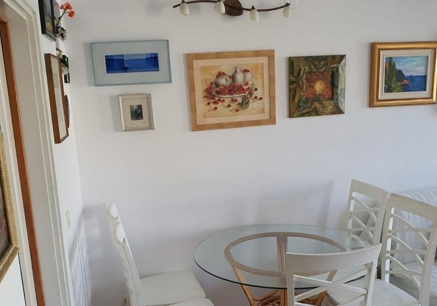 Jadalnia z okrągłym stołem i dekoracją ścienną