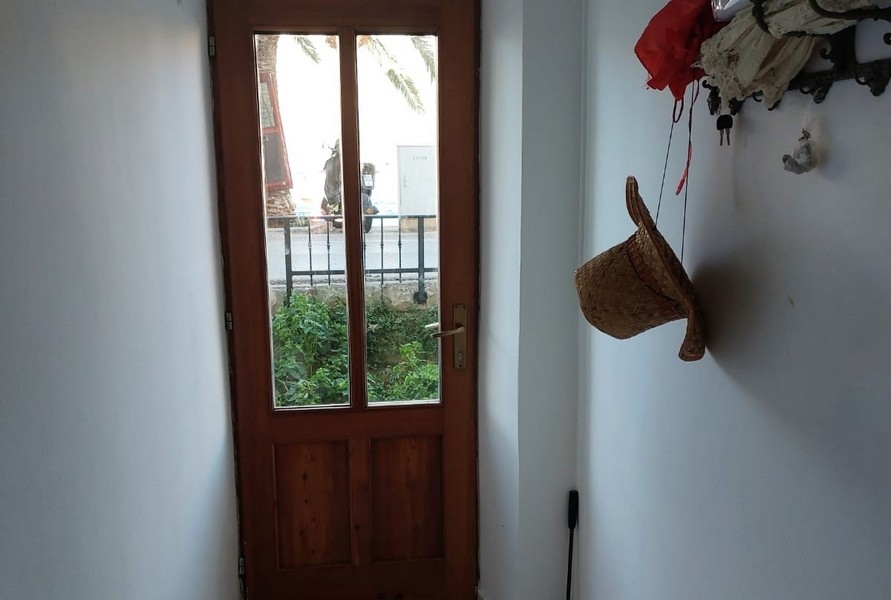 Strefa wejściowa z drewnianymi drzwiami