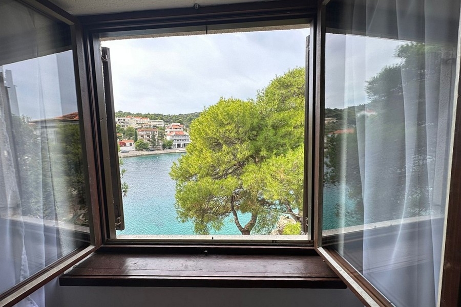 Widok z okna na morze i przeciwne wybrzeże