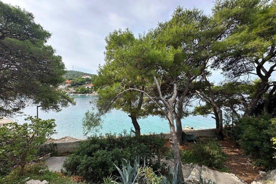 Teren ogrodu z roślinnością śródziemnomorską i dostępem do morza